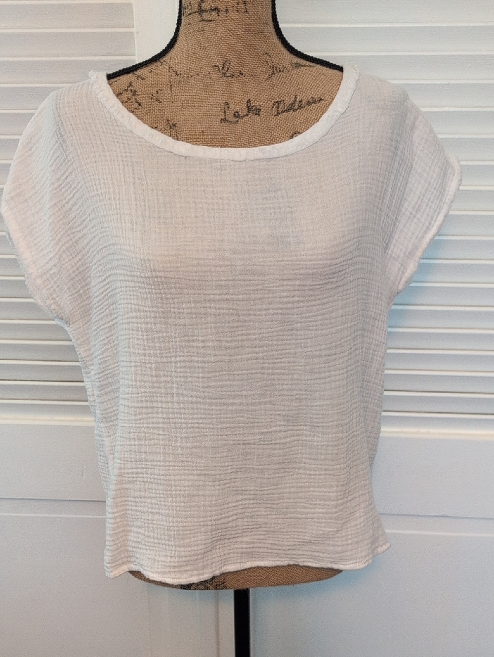 Tahari White Textured Short Sleeve Scoop Neck Blouse